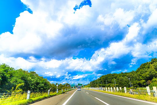 從熊本機場要到熊本市中心的話，開車大約需要多久呢？